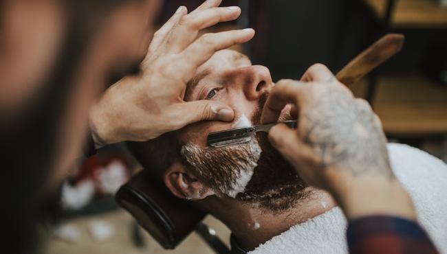 Barba + taglio + shampoo per uomo